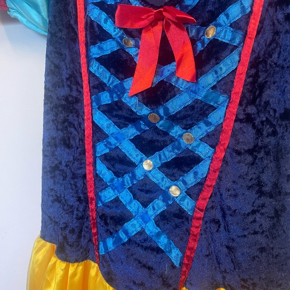 Spirit Halloween deluxe Snow White costume. Sexy. Flattering. Group costume idea - Picture 3 of 7